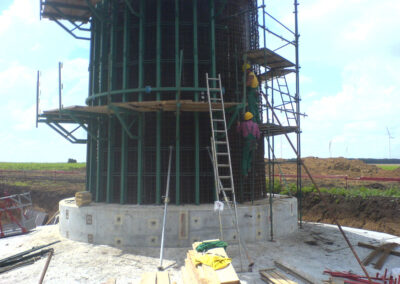 Windkraftturm mit Fundament in Kavarna - Bulgarien