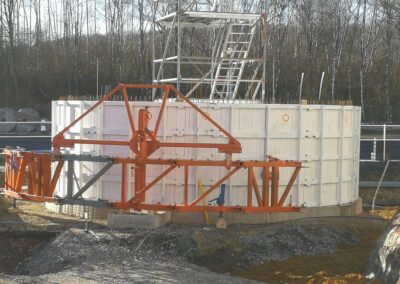 Mehrere zylindrische Behälter, mit und ohne Trichtersumpf, innen mit PEHD-Platten von RSB Formwork Technology GmbH ausgekleidet.