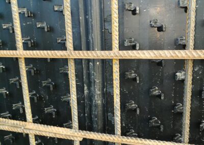Mehrere zylindrische Behälter, mit und ohne Trichtersumpf, innen mit PEHD-Platten von RSB Formwork Technology GmbH ausgekleidet.