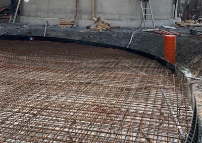 Mehrere zylindrische Behälter, mit und ohne Trichtersumpf, innen mit PEHD-Platten von RSB Formwork Technology GmbH ausgekleidet.