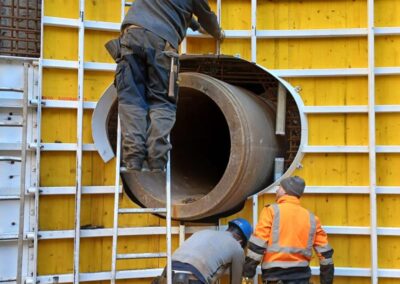 4 Schächt mit schalungsbündigen Zu- und Abläufen und mehreren Flachstellen von RSB Formwork Technology GmbH.