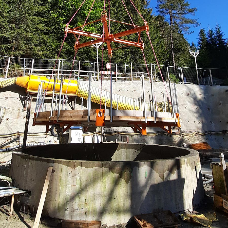 Arbeitsbühne Entrauchungsschacht Kramertunnel Garmisch Partenkirchen - Deutschland For the 85m deep and 5.5m large ventilation shaft at the Kramertunnel in Garmisch-Partenkirchen, our multiple-purpose-platform is used to carry out inspection and installation work.