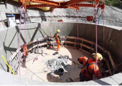 Für den 85m tiefen und 5,5m großen Belüftungsschacht beim Kramertunnel in Garmisch-Partenkirchen wird unsere modulare Sternbühne eingesetzt um Inspektions- und Installationsarbeiten durchzuführen.