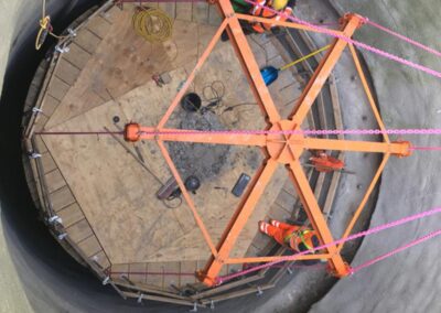 Für den 85m tiefen und 5,5m großen Belüftungsschacht beim Kramertunnel in Garmisch-Partenkirchen wird unsere modulare Sternbühne eingesetzt um Inspektions- und Installationsarbeiten durchzuführen.