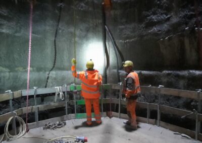 Für den 85m tiefen und 5,5m großen Belüftungsschacht beim Kramertunnel in Garmisch-Partenkirchen wird unsere modulare Sternbühne eingesetzt um Inspektions- und Installationsarbeiten durchzuführen.