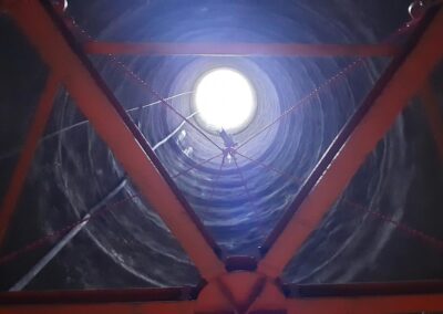 Für den 85m tiefen und 5,5m großen Belüftungsschacht beim Kramertunnel in Garmisch-Partenkirchen wird unsere modulare Sternbühne eingesetzt um Inspektions- und Installationsarbeiten durchzuführen.