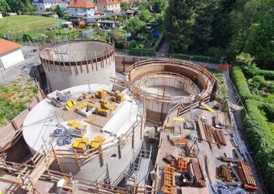 Die dichte, glatte und porenarme Innenfläche der Behälter wird über eine bereits bei der Auslieferung angebrachte, saugende Schalhaut auf der Schalung erreicht.