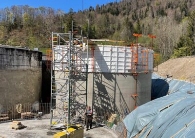 Die beiden oben offenen Behälter werden baugleich, nacheinander mit dem selben Schalsatz von RSB Formwork Technology GmbH gebaut.