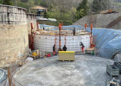 Die beiden oben offenen Behälter werden baugleich, nacheinander mit dem selben Schalsatz von RSB Formwork Technology GmbH gebaut.