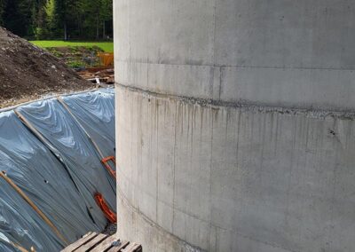 Die beiden oben offenen Behälter werden baugleich, nacheinander mit dem selben Schalsatz von RSB Formwork Technology GmbH gebaut.