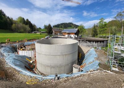 Die beiden oben offenen Behälter werden baugleich, nacheinander mit dem selben Schalsatz von RSB Formwork Technology GmbH gebaut.