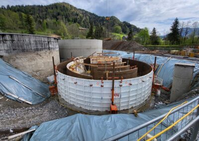 Die beiden oben offenen Behälter werden baugleich, nacheinander mit dem selben Schalsatz von RSB Formwork Technology GmbH gebaut.