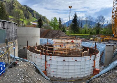 Die beiden oben offenen Behälter werden baugleich, nacheinander mit dem selben Schalsatz von RSB Formwork Technology GmbH gebaut.