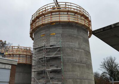 Faulturm mit Trichter und Kegeldach und zusätzlich ein offener Schlammspeicher mit Trichter von RSB Formwork Technology GmbH gebaut