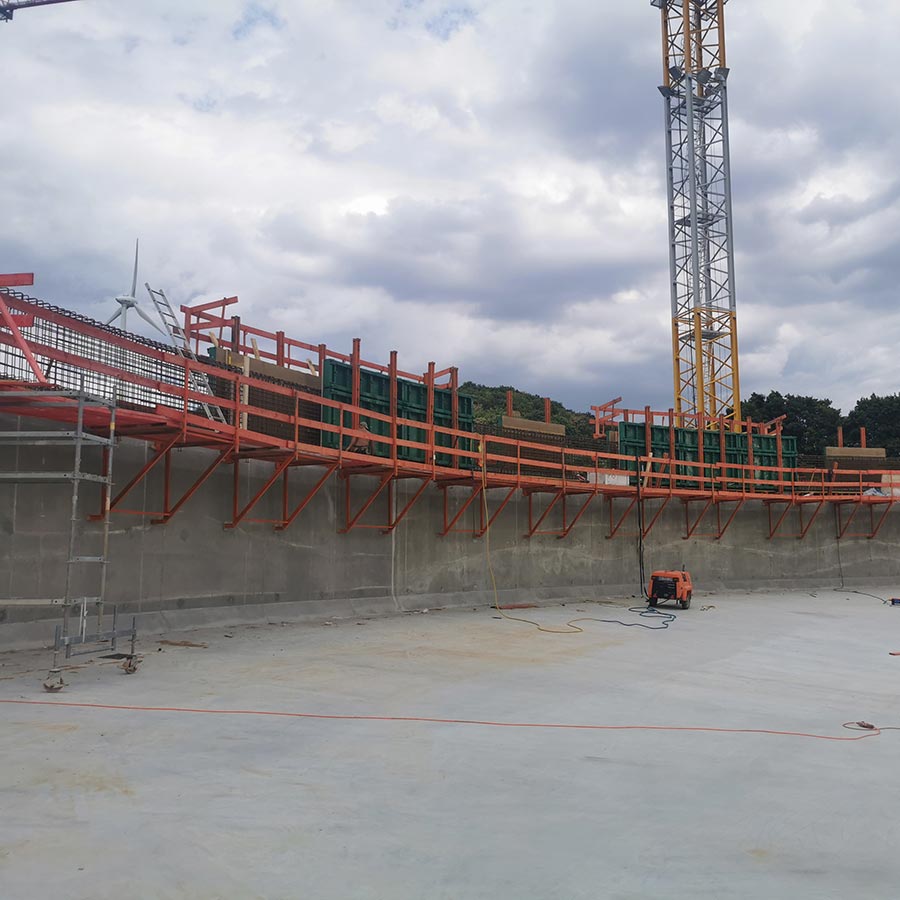 Die Hauptwände werden in Abschnitten zu je 50m Länge eingeschalt und betoniert von RSB Formwork Technology GmbH.