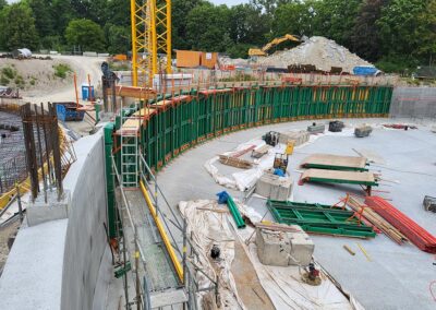 Die Hauptwände werden in Abschnitten zu je 50m Länge eingeschalt und betoniert von RSB Formwork Technology GmbH.