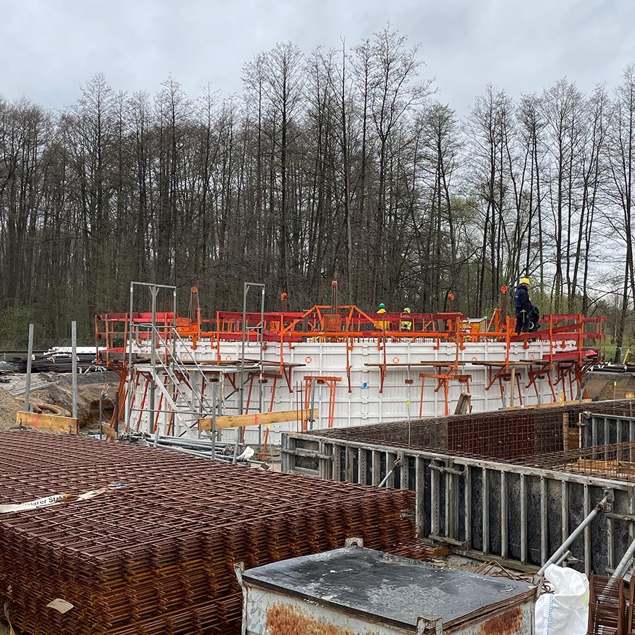 Bau des Faulturmes von RSB Formwork Technology GmbH bekommt die Kläranlage eine eigene Schlammbehandlung und die Möglichkeit Biogas zu nutzen