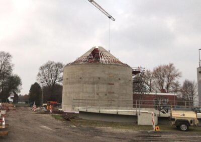 Faulturm mit Trichter und Kegeldach und zusätzlich ein offener Schlammspeicher mit Trichter von RSB Formwork Technology GmbH gebaut