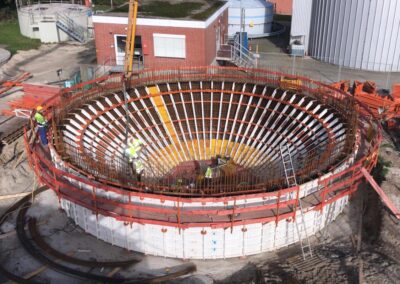 Faulturm mit Trichter und Kegeldach und zusätzlich ein offener Schlammspeicher mit Trichter von RSB Formwork Technology GmbH gebaut