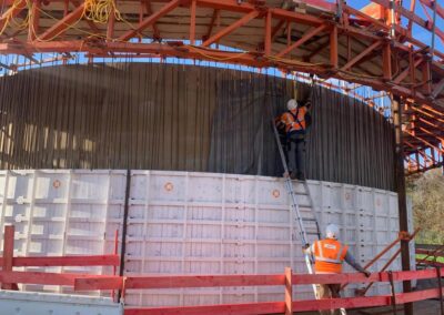 Trinkwasserbehälter mit zwei Kammern ohne Löcher von Schalungsankern geschalt mit Zylinderschalung von RSB Formwork Technology GmbH und Belegung mit einer textilen Schalungsbahn.