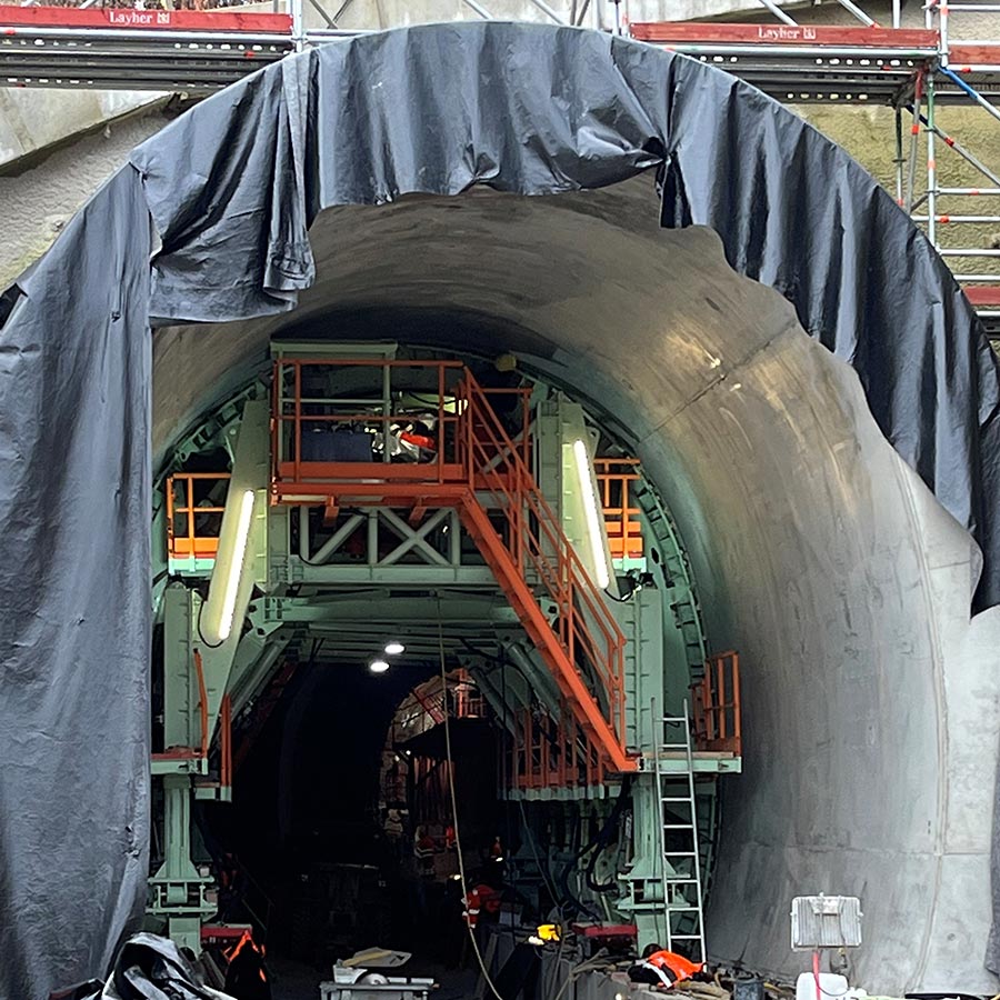 Mit der von RSB gelieferten Gewölbe- und Ringbalkenschalung wird nicht nur die Innenschale, sondern auch die Portalbauwerke bei der Tunnelein- und Ausfahrt mitbetoniert